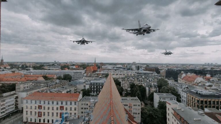 JAK REAGOWAĆ W PRZYPADKU ZAGROŻENIA Z POWIETRZA? OFICJALNY PORADNIK MSWiA